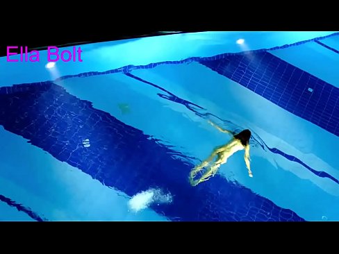 ❤️ Non podo deixar de mirar, unha moza loira que é sorprendida nadando espida na piscina do resort ELLA BOLT ❤️ Vídeo de sexo en % gl.sexarxiv.ru % ❌