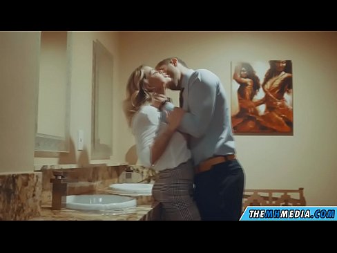 ❤️ Cando unha loura tetona seduce nun baño público ❤️ Vídeo de sexo en % gl.sexarxiv.ru % ❌